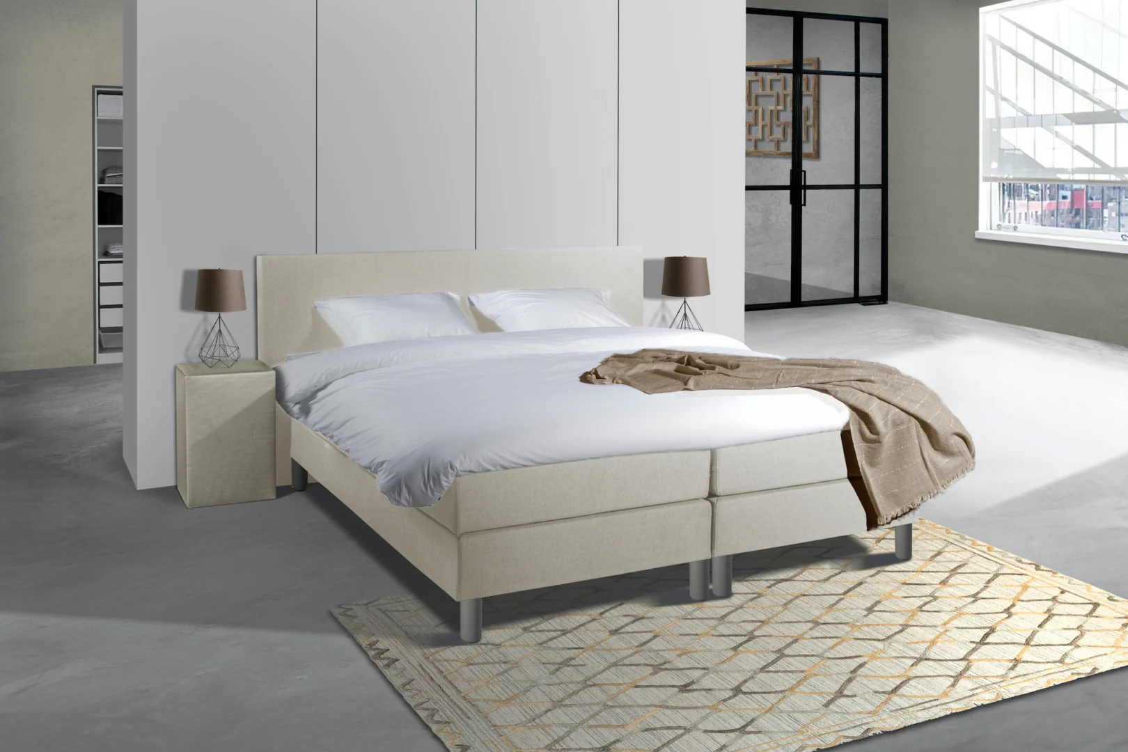 Beige boxspring met wit beddengoed in lichte kamer. Zijaanzicht, zachte belichting. Modern interieur met houten accenten en strakke lijnen.