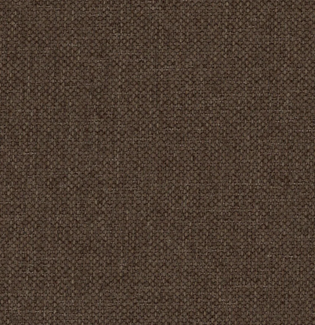 Close-up van bruine boxspring stof. De textuur is grof geweven met een subtiele glans. Het licht valt zacht op de stof.