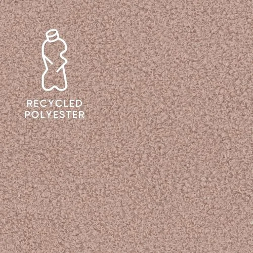 Close-up van oud roze bouclé stof met textuur en een logo van gerecycled polyester. Zachte belichting accentueert de details.