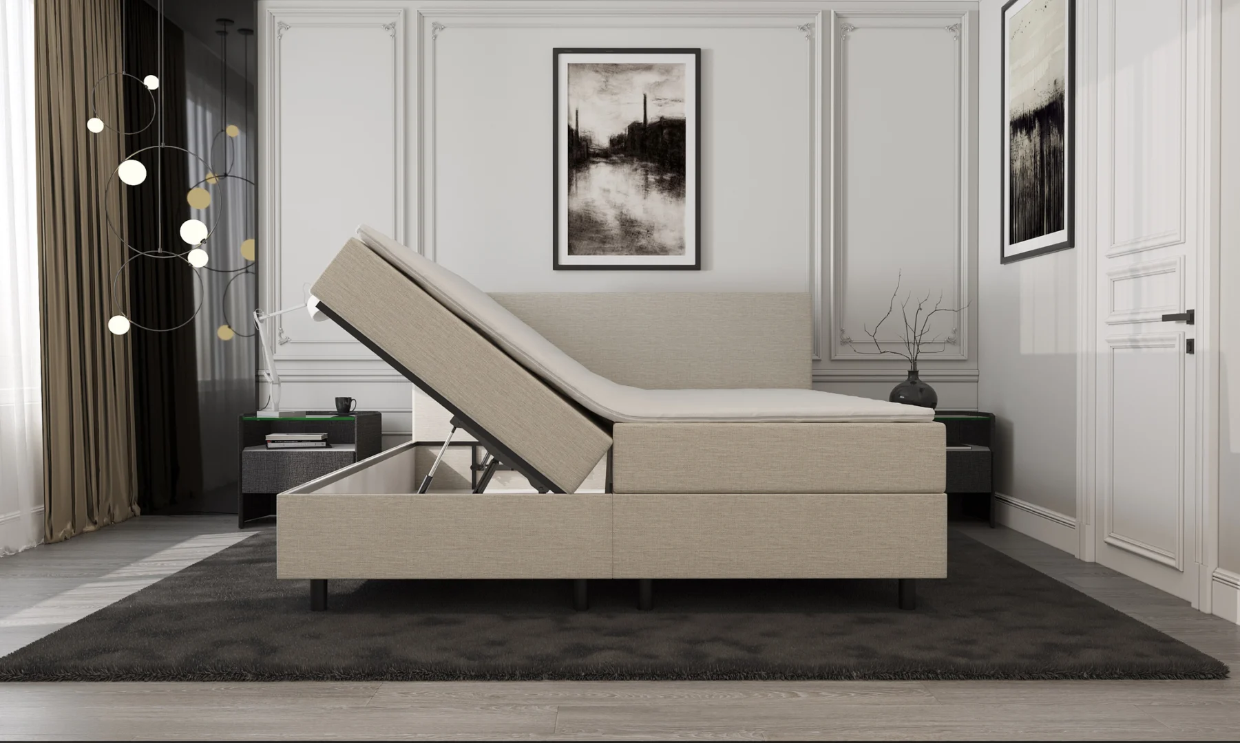 Beige boxspring met opbergruimte, zijaanzicht. De boxspring is opengeklapt, waardoor de opbergruimte zichtbaar is. Zachte belichting.