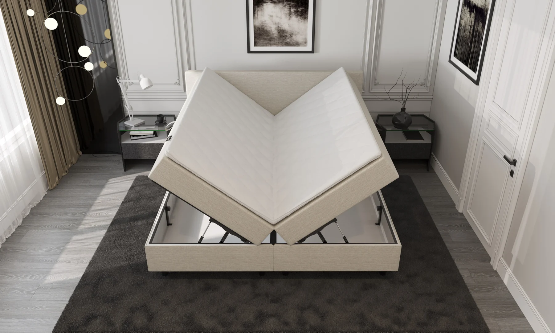 Beige boxspring met opbergruimte, opengeklapt in lichte kamer. Metalen frame zichtbaar, zacht licht, grijze vloerbedekking.