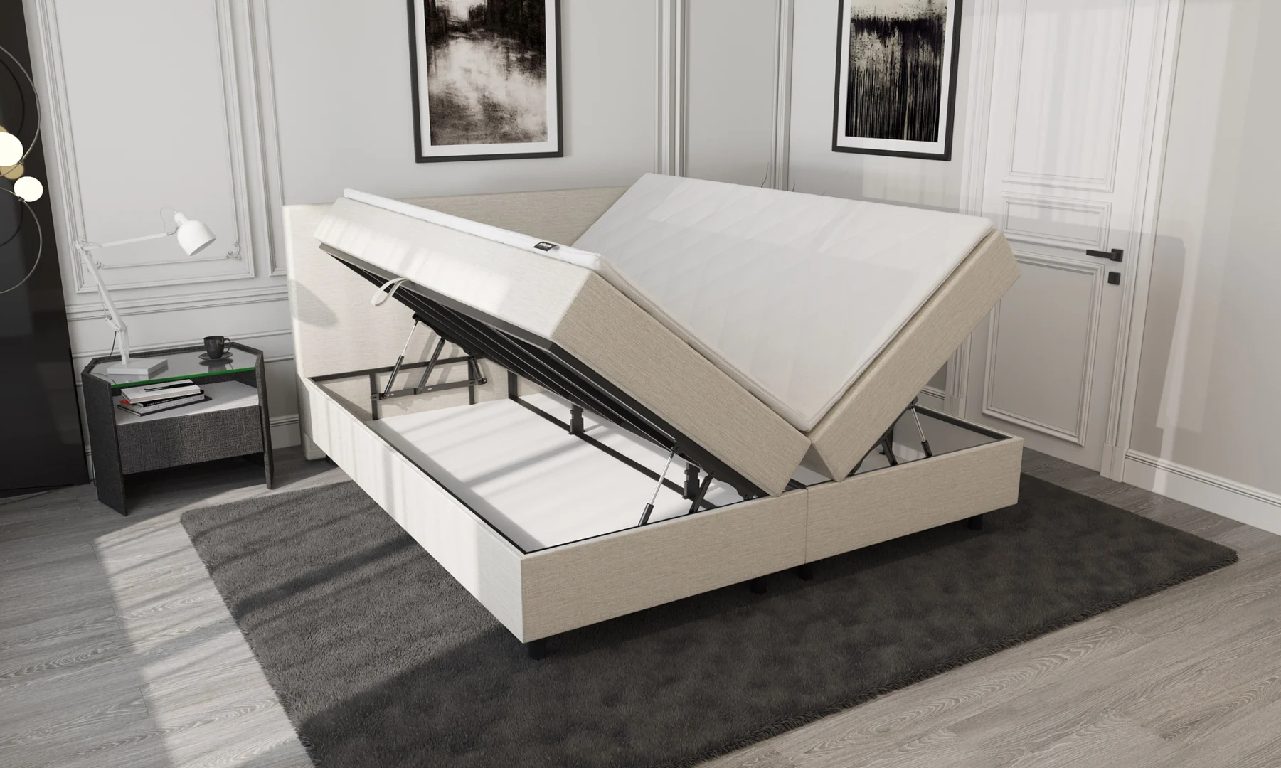 Beige boxspring met opbergruimte open, metalen frame zichtbaar. Zachte belichting, grijze vloerbedekking, klassieke kamer.