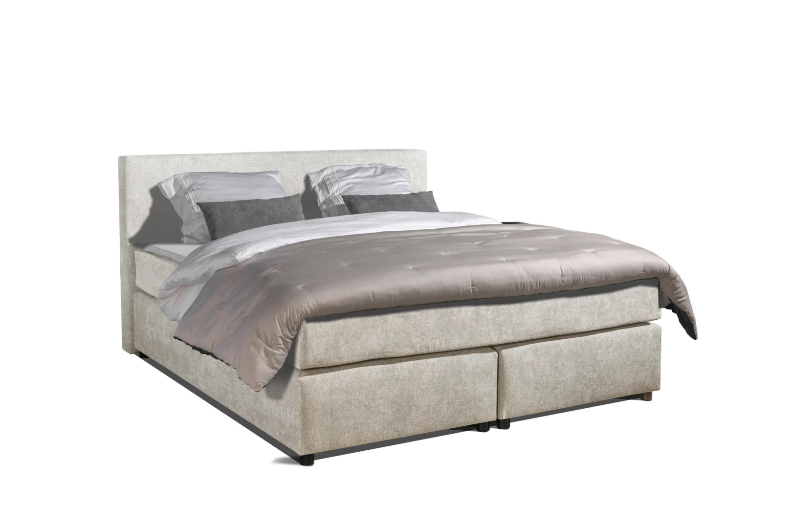 Beige boxspring met pocketvering matras, zachte kussens en dekbed. Neutrale belichting, geïsoleerd op een witte achtergrond.
