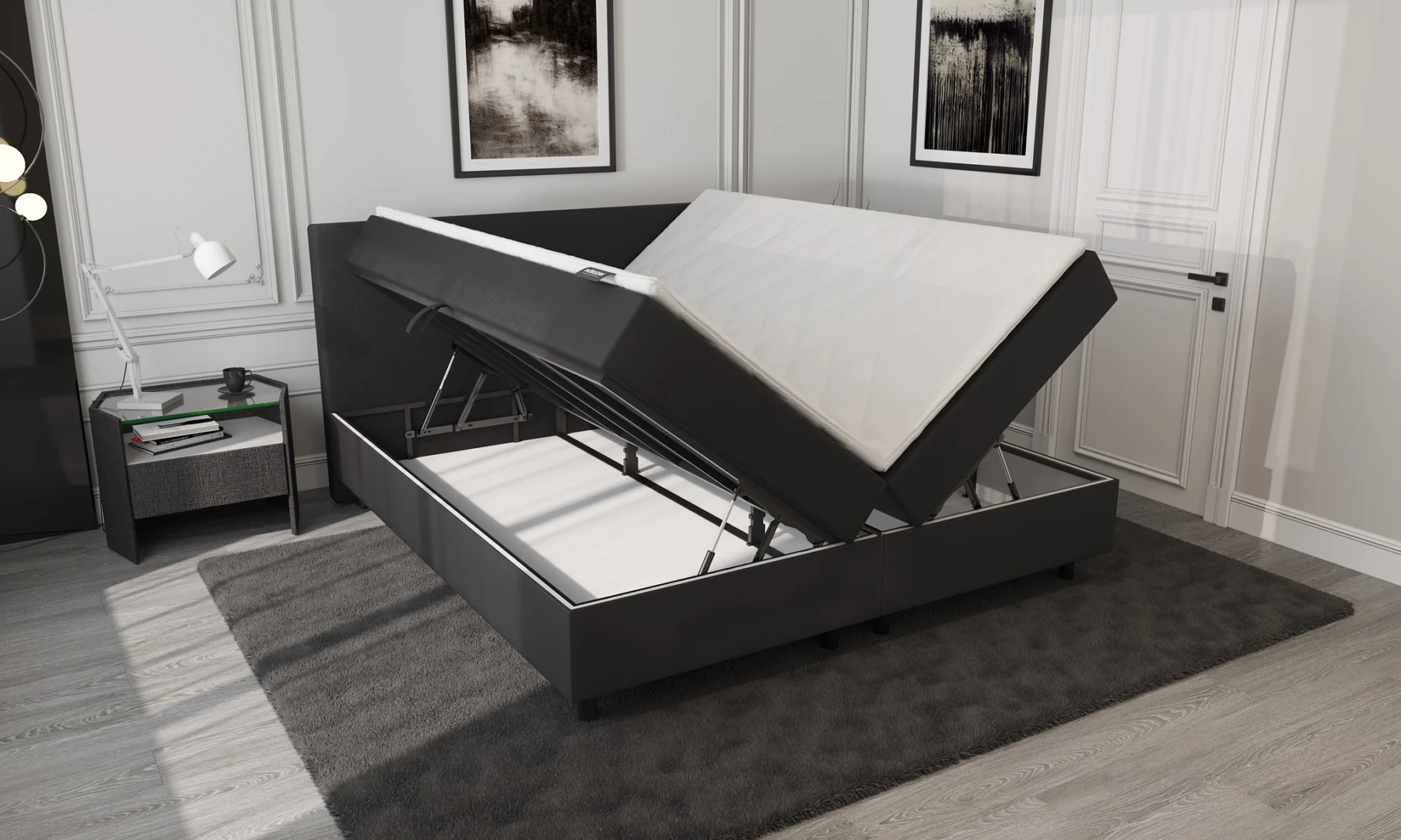 Zwarte boxspring met opbergruimte, schuin van voren gezien. De bedbodem is omhoog gekanteld, waardoor de opbergruimte zichtbaar is.