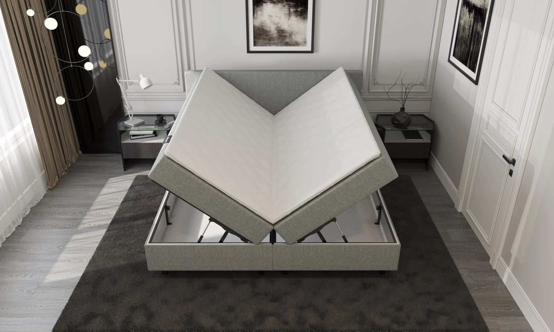 Opengeklapte lichtgrijze boxspring met opbergruimte. Zijaanzicht van de constructie met wit matras. Zachte belichting in een moderne slaapkamer.