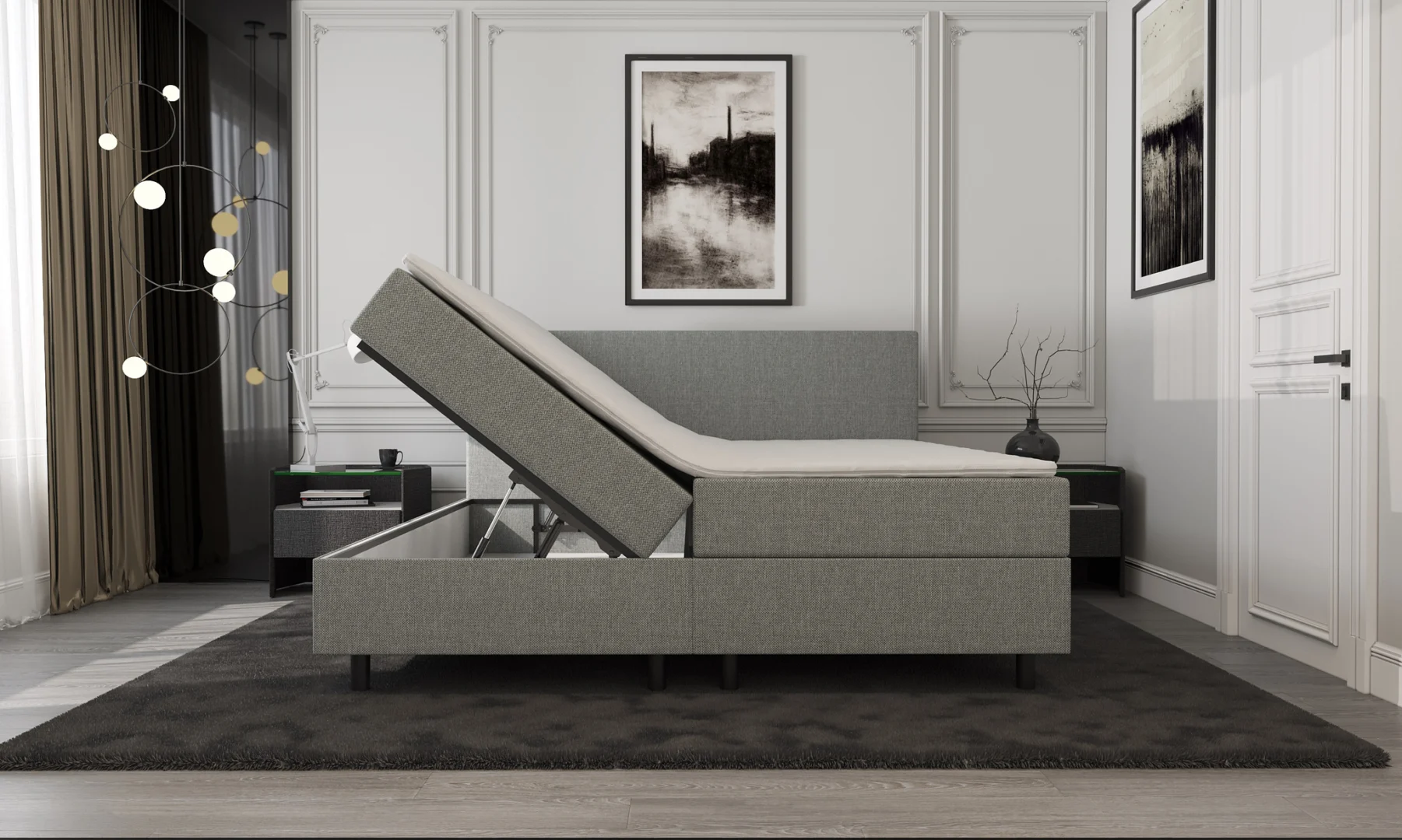 Lichtgrijze boxspring met opbergruimte, schuin van voren. De boxspring is opengeklapt, waardoor de opbergruimte zichtbaar is. Zachte belichting.