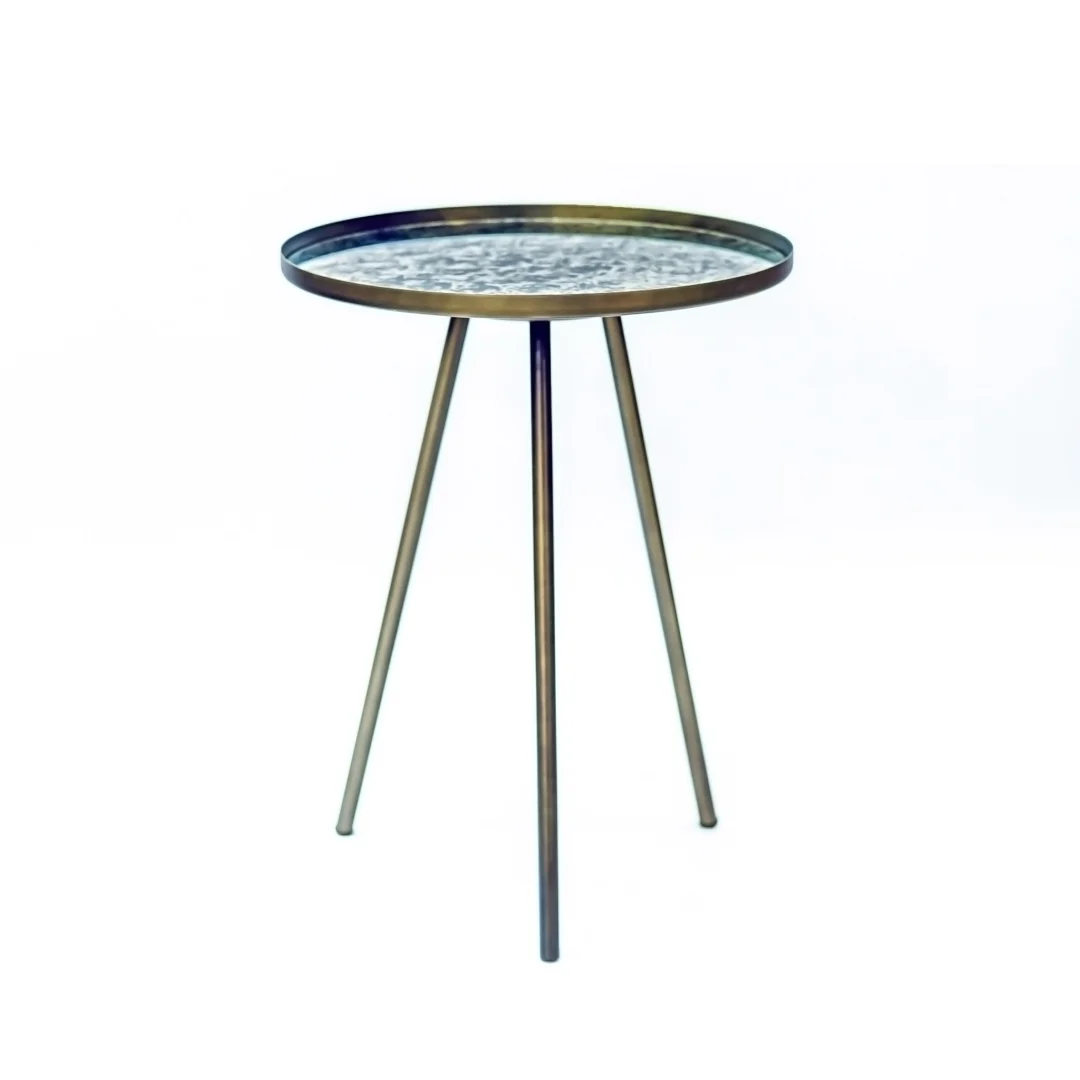 De Bijzettafel Rond Glas is een kleine, ronde bijzettafel met een glazen blad, drie slanke, goudkleurige metalen poten en een modern, minimalistisch ontwerp. Het heeft een opstaande rand rond het tafelblad en is afgebeeld tegen een effen witte achtergrond.