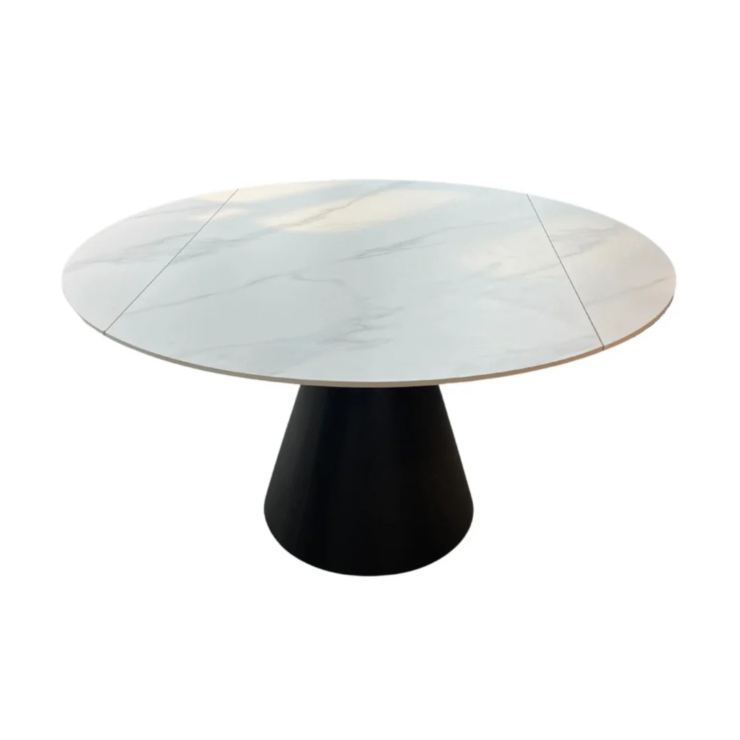 De DRAAI DT ZWART 135/86X75 heeft een rond wit gesinterd stenen blad met subtiele grijze adering, op een brede zwarte kegelvormige basis.