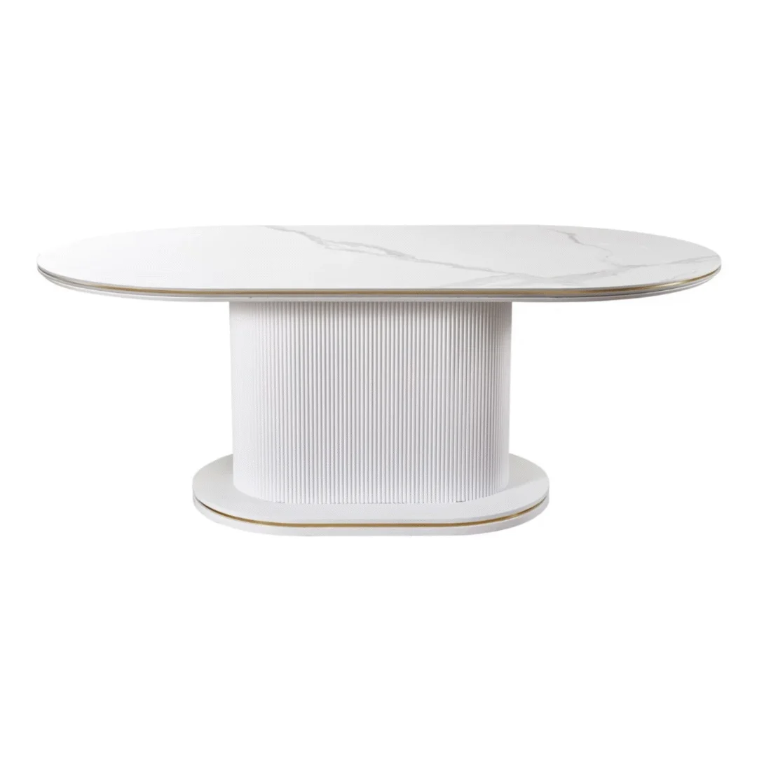 De AQUA DT GOLD 200X110X76 WIT KERAMIEK is een moderne witte ovale eettafel met een marmeren blad van keramiek en een geribbelde cilindrische voet op een bijpassend ovaal plateau.