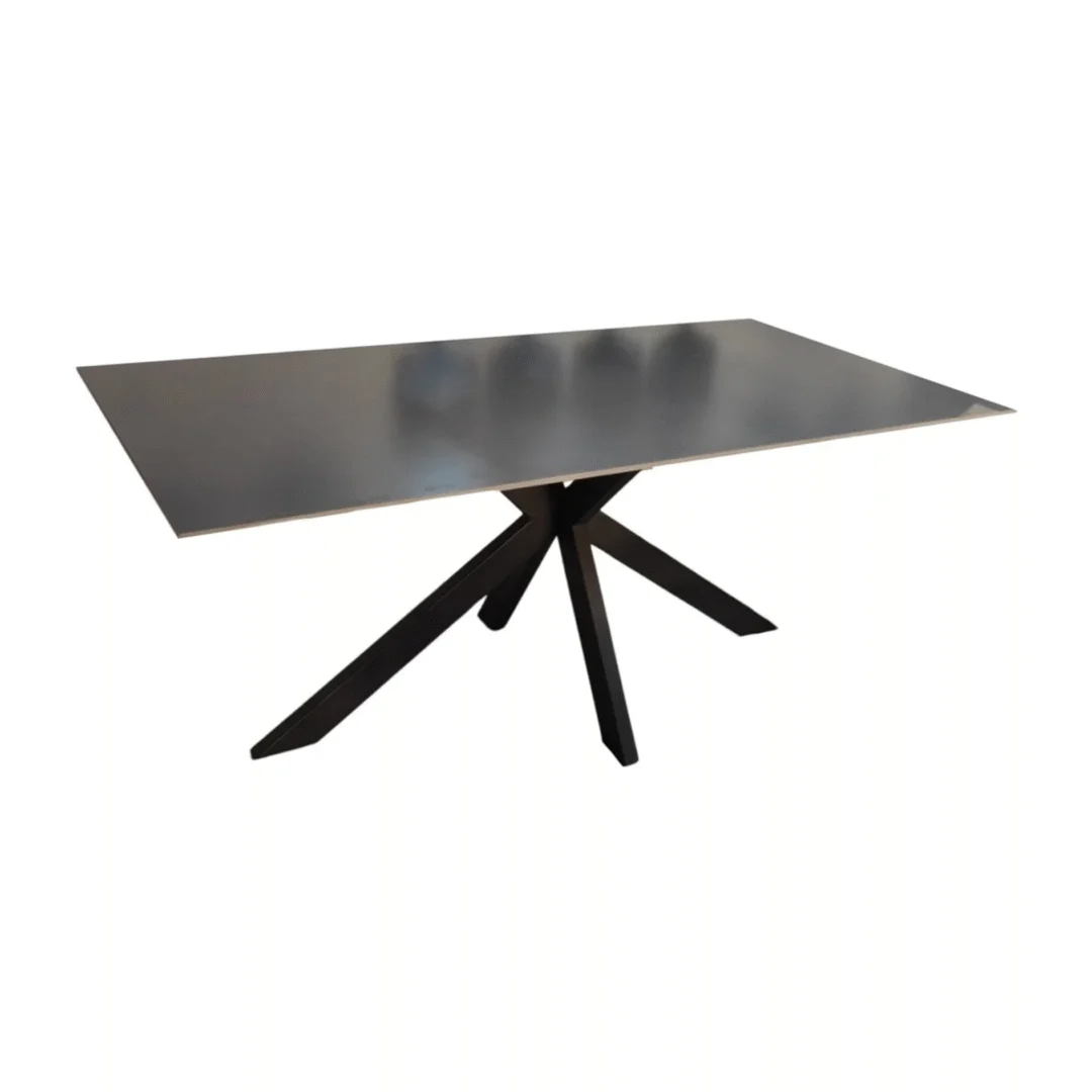 De OCTOPUS DT ZWART 180X90 LICHTGRIJS SINTERSTEEN is een moderne rechthoekige tafel met een glad, lichtgrijs sinterstenen blad en een hoekig zwart metalen onderstel met vier gespreide poten, afgebeeld tegen een effen witte achtergrond.