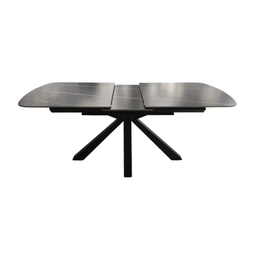 De OCTOPUS DT ZWART 160/200x90 heeft een modern zwart uitschuifbaar rechthoekig blad en vier schuine poten die samenkomen op een centrale basis, afgewerkt in zwart en goud sintersteen.