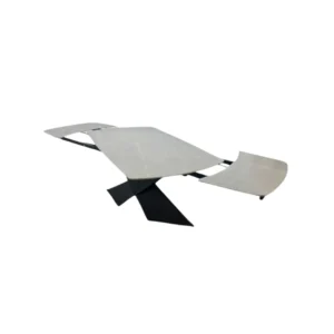 De salontafel EMPIRE SY8910 DT 160/240X90 heeft overlappende, hoekige lichtgrijs geïmpregneerd steen 2316 oppervlakken en een zwart geometrisch onderstel, afgebeeld op een witte achtergrond.