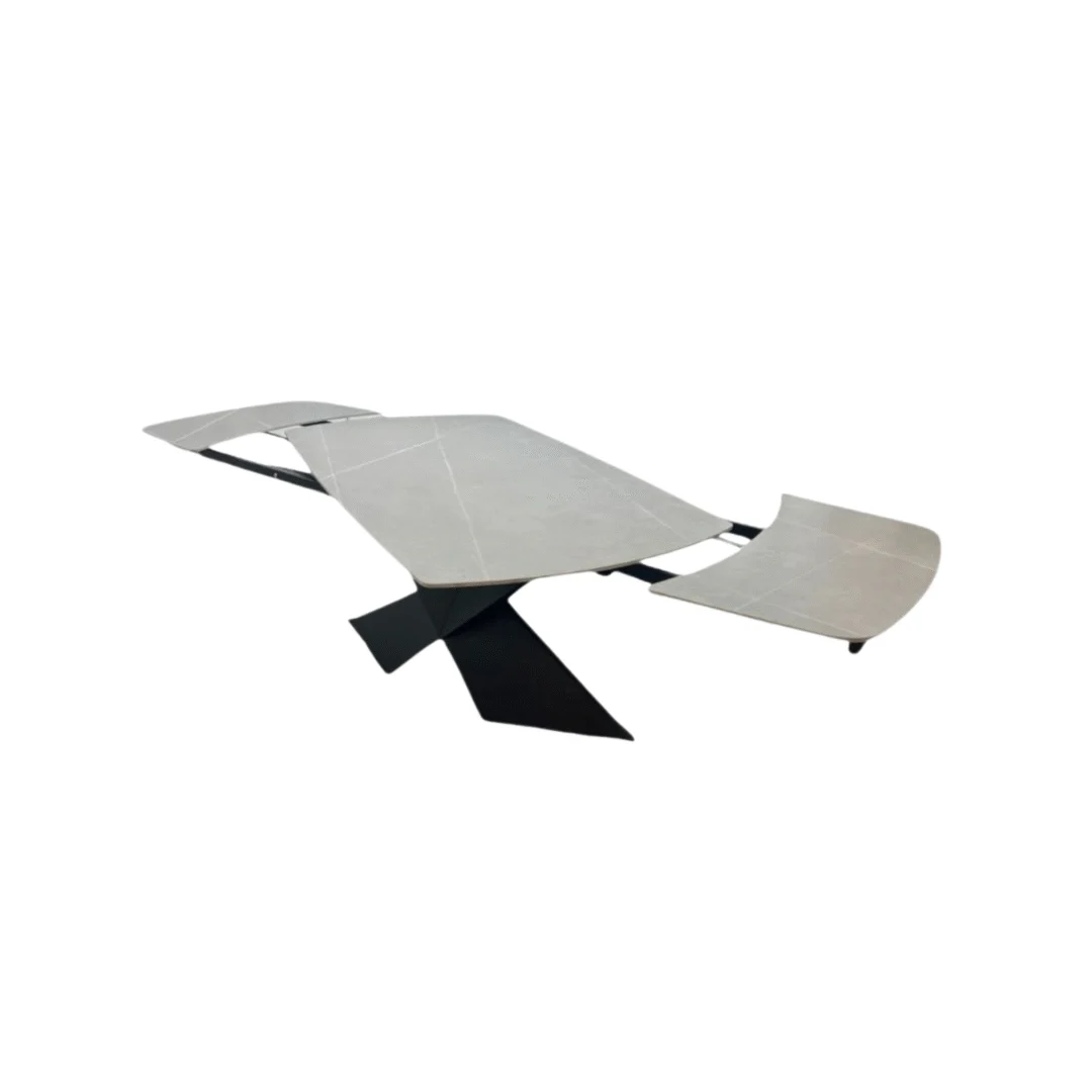 De salontafel EMPIRE SY8910 DT 160/240X90 heeft overlappende, hoekige lichtgrijs geïmpregneerd steen 2316 oppervlakken en een zwart geometrisch onderstel, afgebeeld op een witte achtergrond.