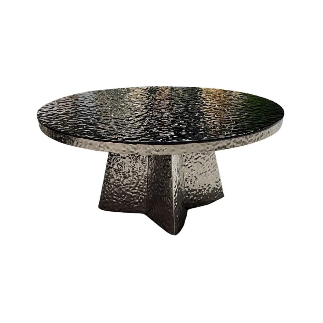 De JIMMY CT ZILVER 110 ROND ZWART GESMOLTEN GLAS is een ronde tafel met een blad van zwart gesmolten glas en een stevig, geometrisch voetstuk, afgebeeld tegen een witte achtergrond.