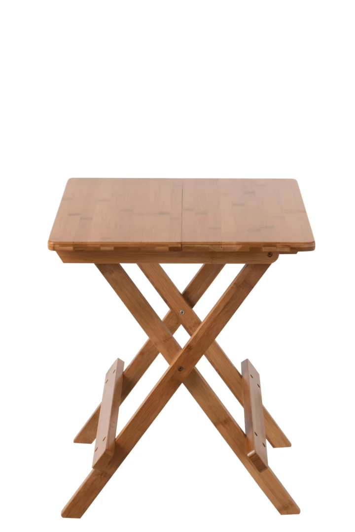 De Bijzettafel 40 x 48 CM Bamboe is een compacte houten klaptafel met een rechthoekig blad en gekruiste poten, afgebeeld tegen een witte achtergrond.