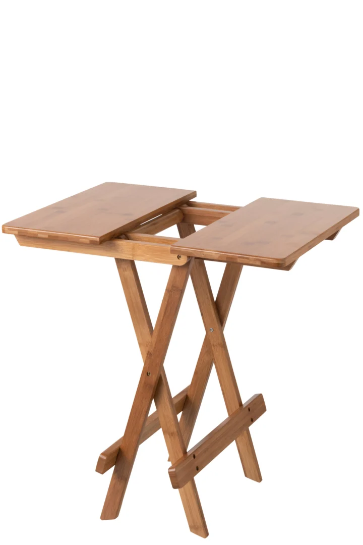De Bijzettafel 40 x 48 CM Bamboe is een bamboe klaptafel met een uitklapbaar blad, gedeeltelijk geopend afgebeeld. Het heeft gekruiste poten en een natuurlijke bamboe afwerking.