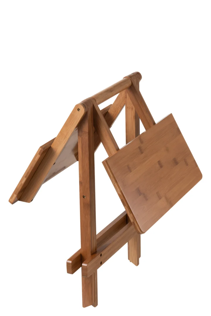 De Bijzettafel 40 x 48 CM Bamboe is een lichtgekleurde bamboetafel met een verstelbaar, inklapbaar ontwerp en schuine plateaus, ideaal voor gebruik als boekenhouder.