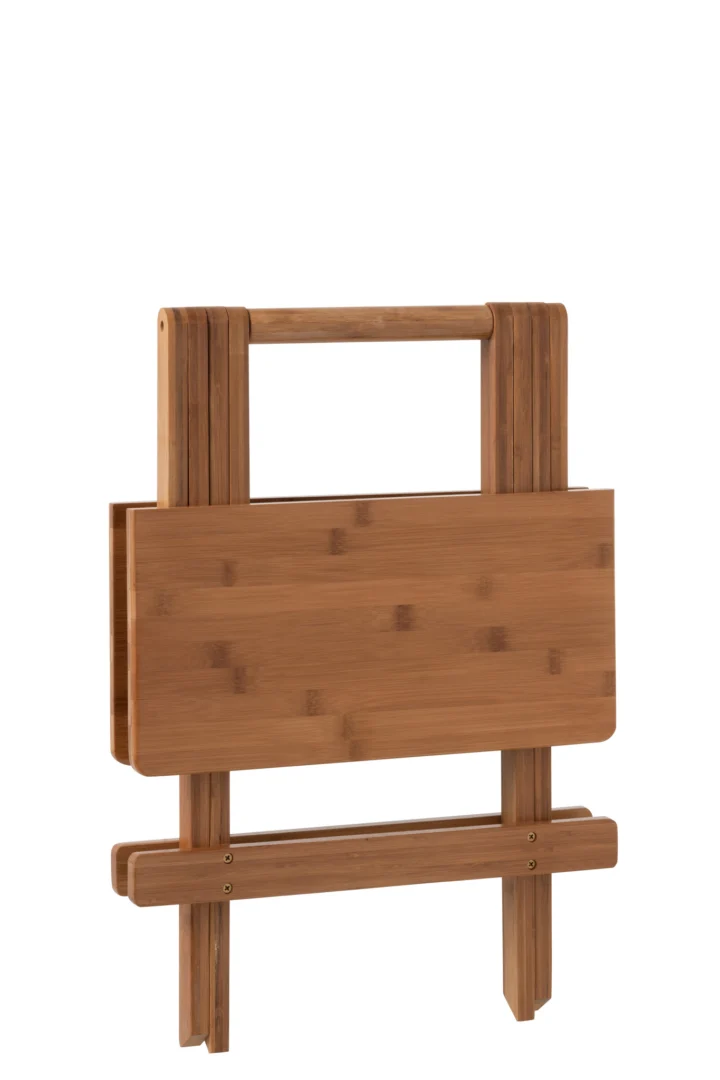 De Bijzettafel 40 x 48 CM Bamboe is een inklapbaar, licht bamboe dienbladtafeltje met een handvat, rechtop gevouwen afgebeeld tegen een witte achtergrond.