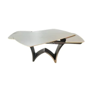 De WINDY DT 160/240X90X75 + WITTE SINTERSTEEN is een moderne salontafel met een meerlaags, onregelmatig glazen blad en een gebogen zwart onderstel, die een abstract, sculpturaal ontwerp biedt voor artistieke interieurs.