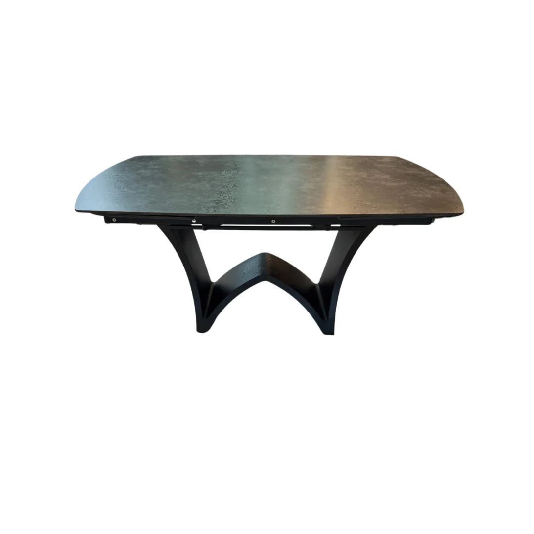 De WINDY DT 160/240X90X75 + DONKERGRIJZE SINTERSTEEN is een moderne rechthoekige zwarte tafel met een glad blad en een uniek geometrisch onderstel, afgebeeld tegen een witte achtergrond.