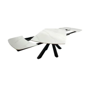De OCTOPUS DT ZWART 160/240X90 + WITTE SINTERSTEEN is een moderne uitschuifbare eettafel met een blad van wit sintersteen en zwarte schuine poten, gedeeltelijk uitgeschoven getoond met twee zijpanelen uitgetrokken.