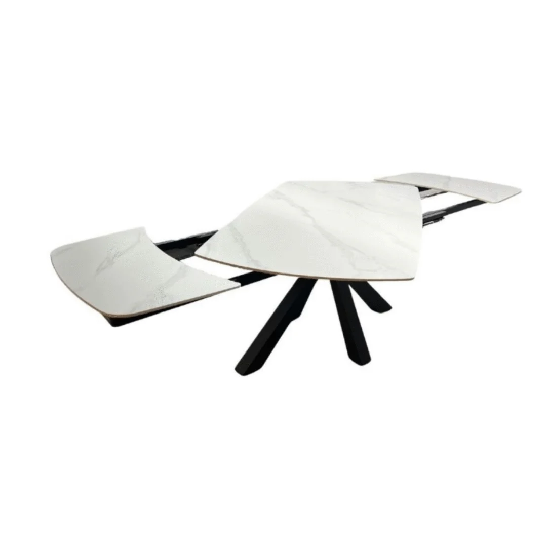 De OCTOPUS DT ZWART 160/240X90 + WITTE SINTERSTEEN is een moderne uitschuifbare eettafel met een blad van wit sintersteen en zwarte schuine poten, gedeeltelijk uitgeschoven getoond met twee zijpanelen uitgetrokken.