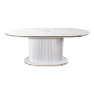 De AQUA DT GOLD 180X110X76 WIT KERAMIEK is een ovale tafel van wit marmer met een glad oppervlak, subtiele grijze adering, een brede cilindrische voet met verticale ribbels en een bijpassende ovale voetplaat.