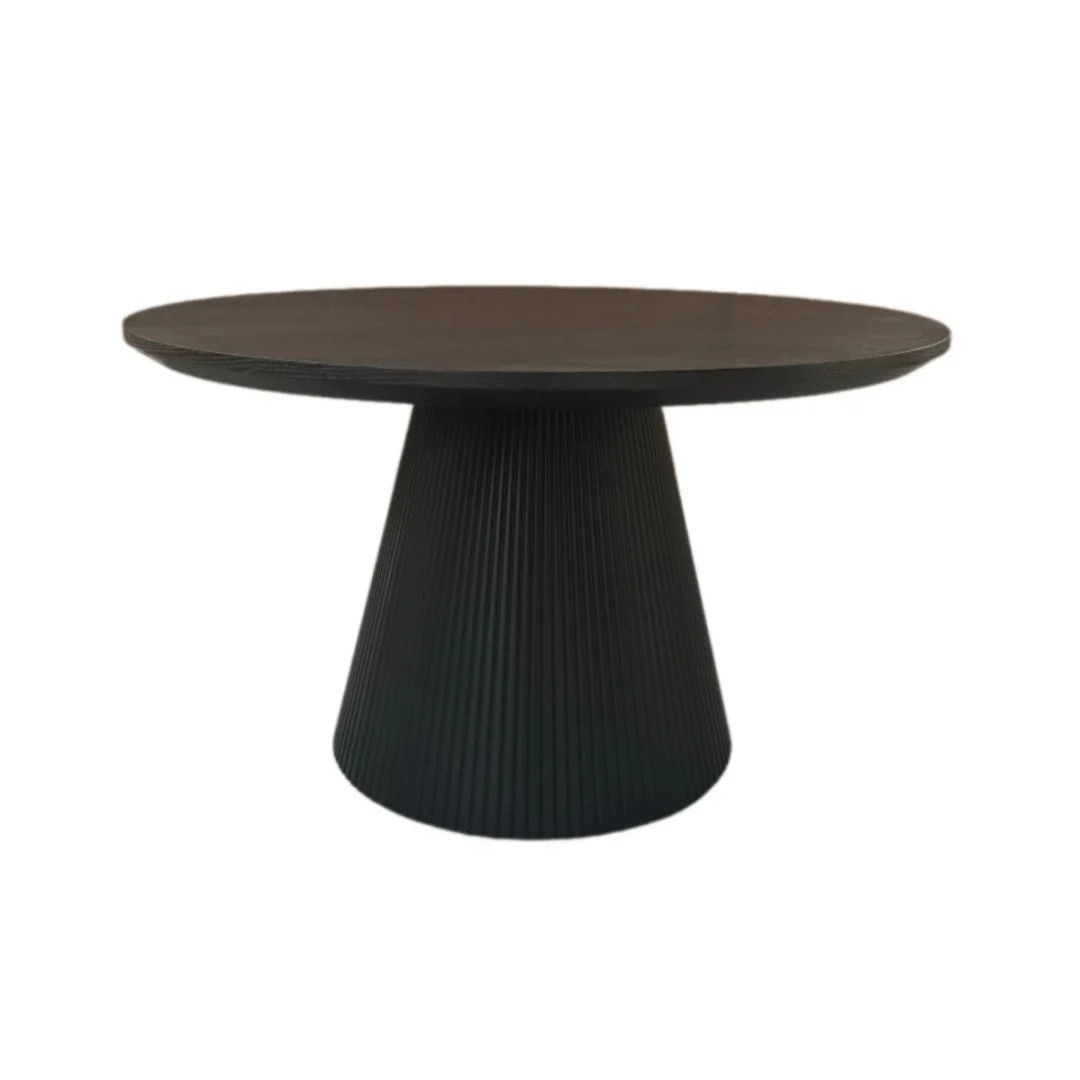 De KIMBERLY DT 130 AROUND + ZWART FIJNER EGAAL is een ronde, donkerbruine tafel met een plat blad en een brede, geribbelde conische voet, afgebeeld tegen een effen witte achtergrond.