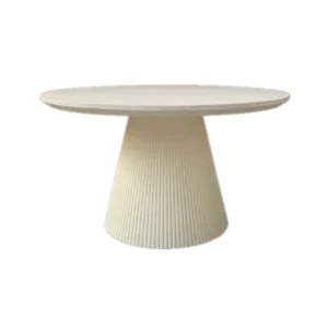 De KIMBERLY DT 130 AROUND + CREMEFINEER PLAIN is een moderne ronde houten tafel met een plat blad en een breed, gestructureerd, kegelvormig onderstel in lichtbeige, tegen een witte achtergrond.