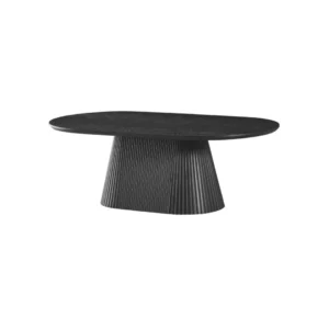 De KIMBERLY CT 130x70 + ZWART VISGRAAT PLAIN is een moderne zwarte salontafel met een ovaal blad en een schuin, geribbeld cilindrisch onderstel, tegen een witte achtergrond.