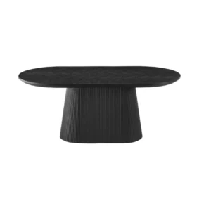 De KIMBERLY DT 180X90 + ZWART VISGRAAT PLAIN is een moderne, zwarte, ovale eettafel met een tafelblad in visgraatmotief en een breed, geribbeld, cilindervormig onderstel voor een strakke, minimalistische look.