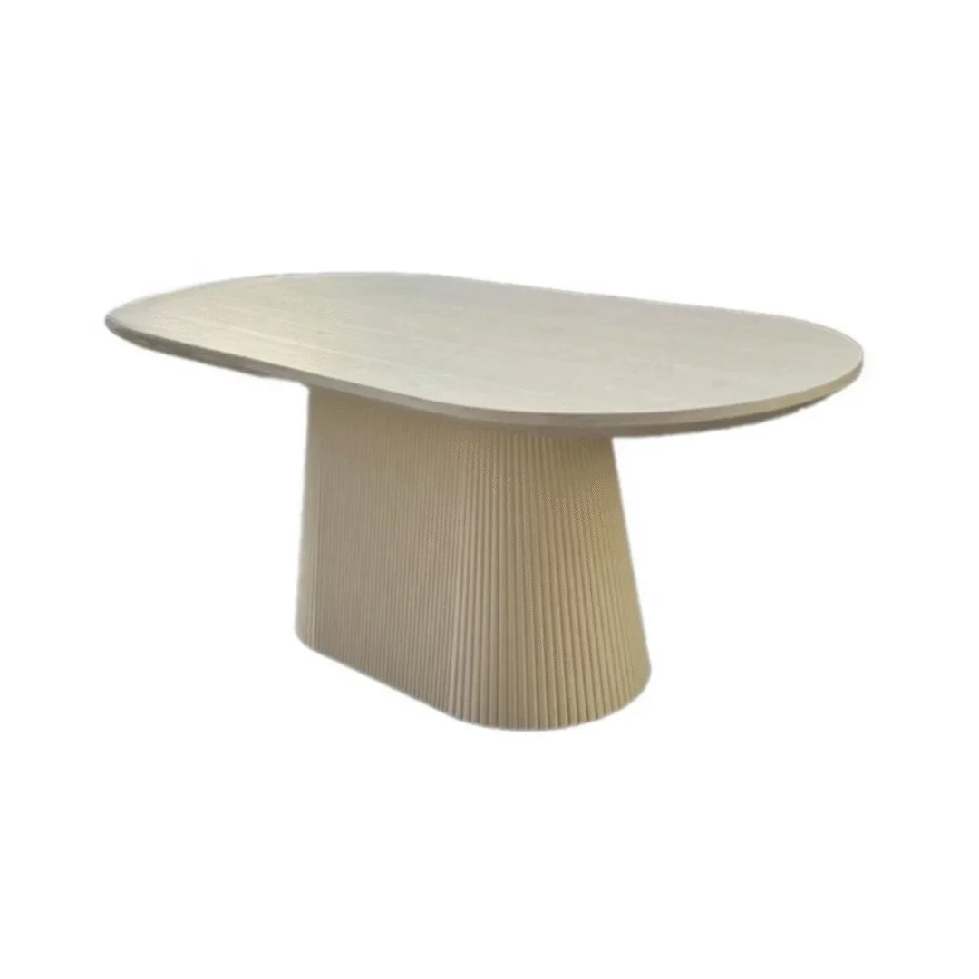 De KIMBERLY DT 160X90 + CRÈMEFINEER EGAAL is een moderne eettafel van licht hout met een afgerond rechthoekig blad en een brede geribbelde voet, tegen een effen witte achtergrond.