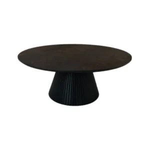 De KIMBERLY CT 110 ROND + ZWART VISGRAAT PLAIN is een moderne zwarte salontafel met een rond blad en een brede, geribbelde cilindrische voet, tegen een witte achtergrond.