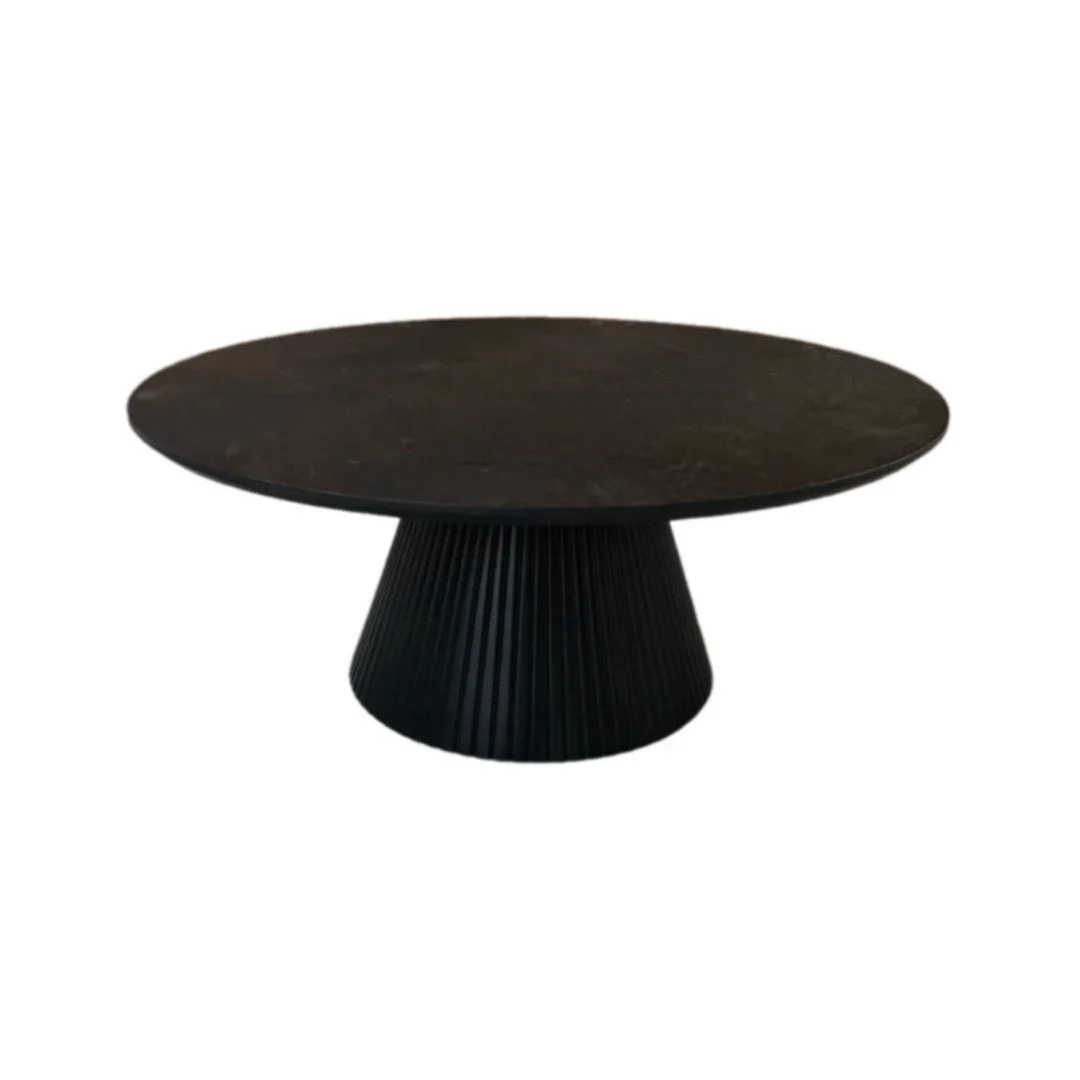 De KIMBERLY CT 110 ROND + ZWART VISGRAAT PLAIN is een moderne zwarte salontafel met een rond blad en een brede, geribbelde cilindrische voet, tegen een witte achtergrond.