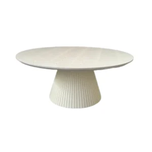 De KIMBERLY CT 110 ROND heeft een glad, licht houten blad en een brede gecanneleerde sokkel in een effen kamerkleurig fineer, tegen een witte achtergrond.