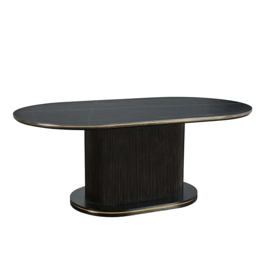 De AQUA DT ZWART/GOUD 200X110X76 ZWART/WIT KERAMIEK is een moderne zwarte ovale eettafel met een glad tafelblad van keramiek en een brede ovale voet met textuur, die een strakke, eigentijdse look biedt.