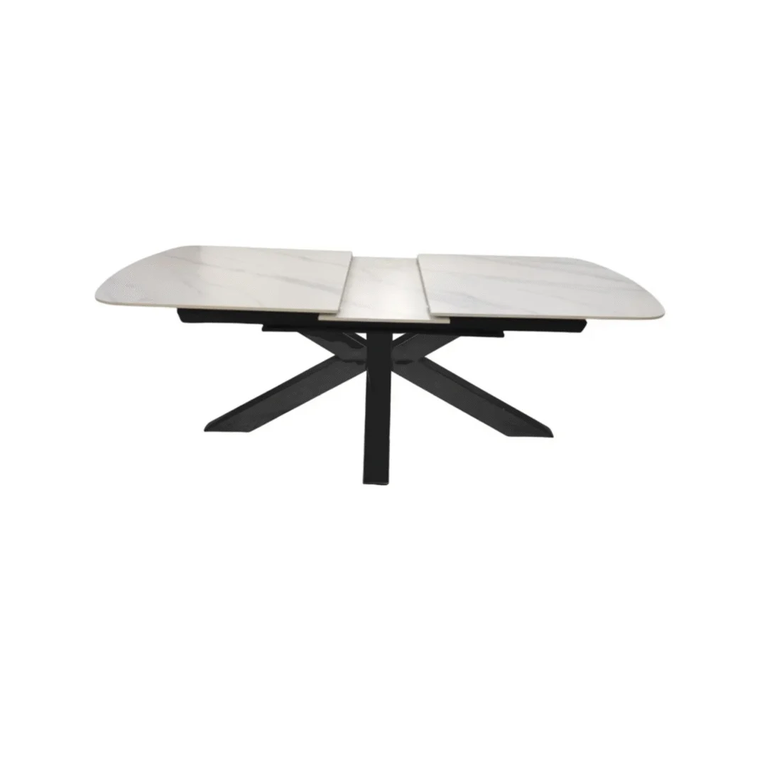 De OCTOPUS CT ZWART 130/40X70 WITTE SINTERSTEEN is een moderne eettafel met een wit rechthoekig marmeren blad en een zwart gekruist voetstuk, afgebeeld tegen een effen witte achtergrond.