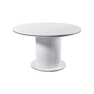 De AQUA DT WIT/ZWART 130 ROND WIT KERAMIEK is een moderne witte ronde tafel met een glad tafelblad van keramiek en een brede cilindrische voet met textuur, tegen een effen witte achtergrond.