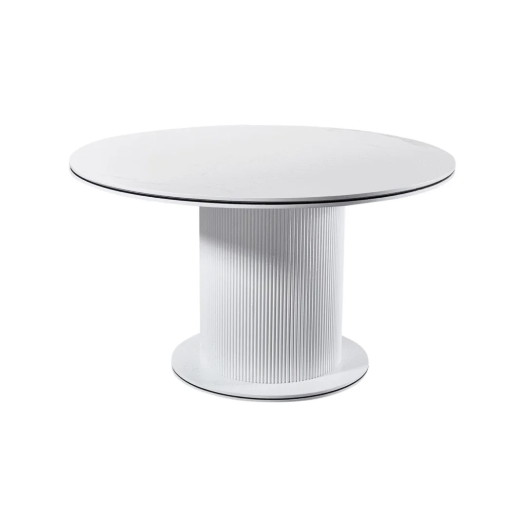 De AQUA DT WIT/ZWART 130 ROND WIT KERAMIEK is een moderne witte ronde tafel met een glad tafelblad van keramiek en een brede cilindrische voet met textuur, tegen een effen witte achtergrond.