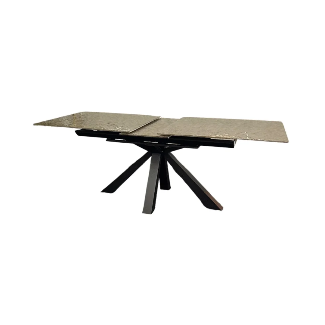 De OCTOPUS DT ZWART 180/220X90 heeft een modern rechthoekig ontwerp met een uitschuifbaar blad van goudgesmolten glas en een zwart hoekig metalen onderstel, gedeeltelijk uitgeschoven tegen een witte achtergrond.