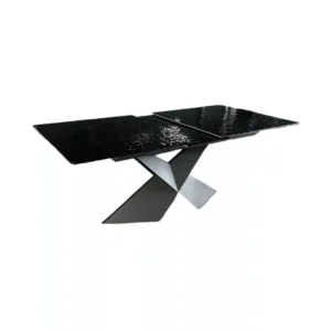 De EMPIRE DT ZWART 180/220x90 heeft een modern rechthoekig blad van zwart gehard glas met een reflecterend, gestructureerd oppervlak en een geometrisch metalen onderstel met kruisende, hoekige steunen.