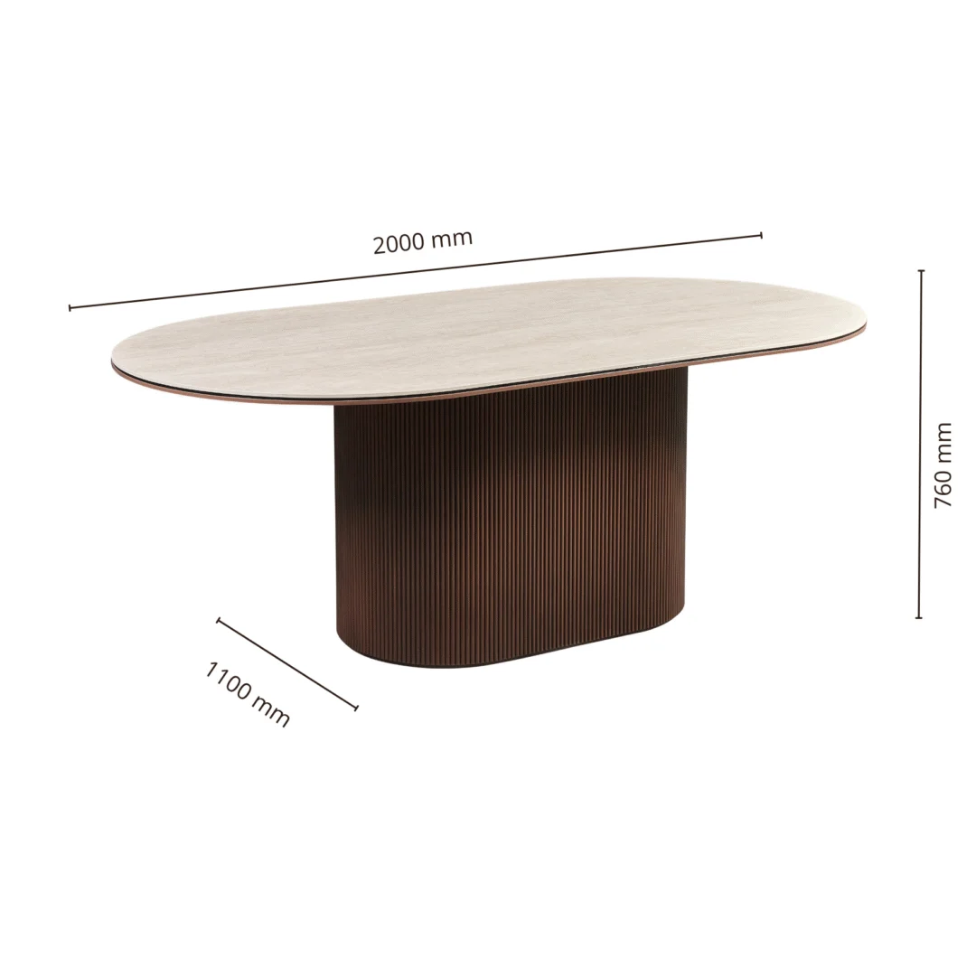 De AQUA DT V1 BRUIN tafel heeft een ovaal tafelblad van beige keramiek en een donker geribbeld onderstel. Afmetingen: 2000 mm (L) x 1100 mm (B) x 760 mm (H).