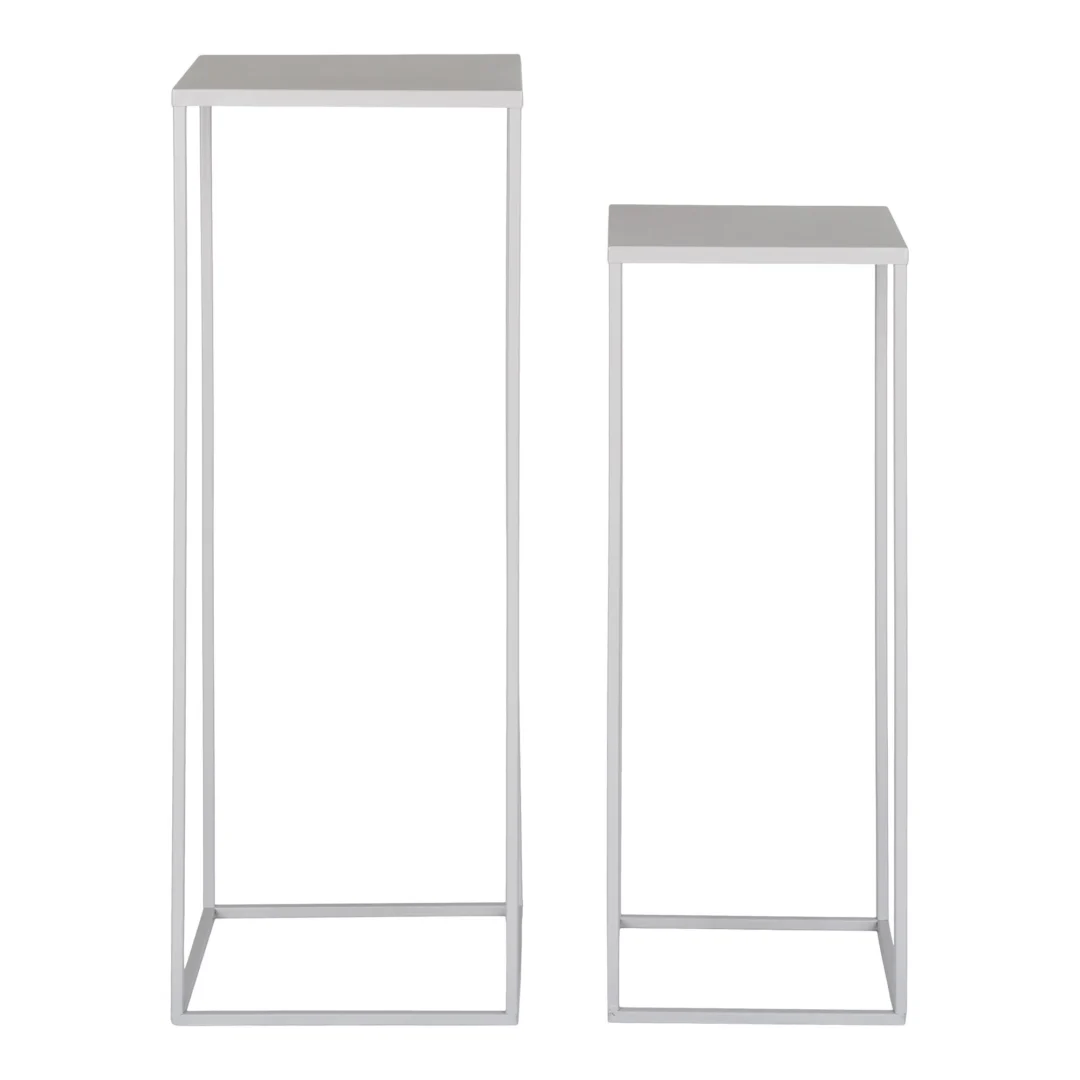 Set van 2 Bloemenstandaard Beja: minimalistische plantenstandaarden van staal in koel grijs, met vierkante bovenkant, dunne poten en open onderkant, één hoger en één lager, naast elkaar geplaatst tegen een neutrale achtergrond.