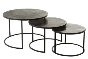 De Set van 3 bijzettafels rond geoxideerd aluminium/ijzer antiek zwart bestaat uit drie ronde, zwarte nesttafels in antieke stijl van verschillende hoogtes met dunne poten en platte, gestructureerde bladen die gedeeltelijk onder elkaar passen.