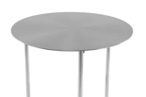 De Bijzettafel Zilver Rond Staal Design is een ronde, metallic zilveren tafel met een glad blad en drie slanke, glanzende poten tegen een witte achtergrond.