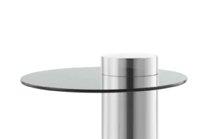 De Bijzettafel Zilver, Grijs Staal Compact is een moderne bijzettafel met een rond glazen blad en een cilindrisch metalen onderstel, tegen een witte achtergrond.