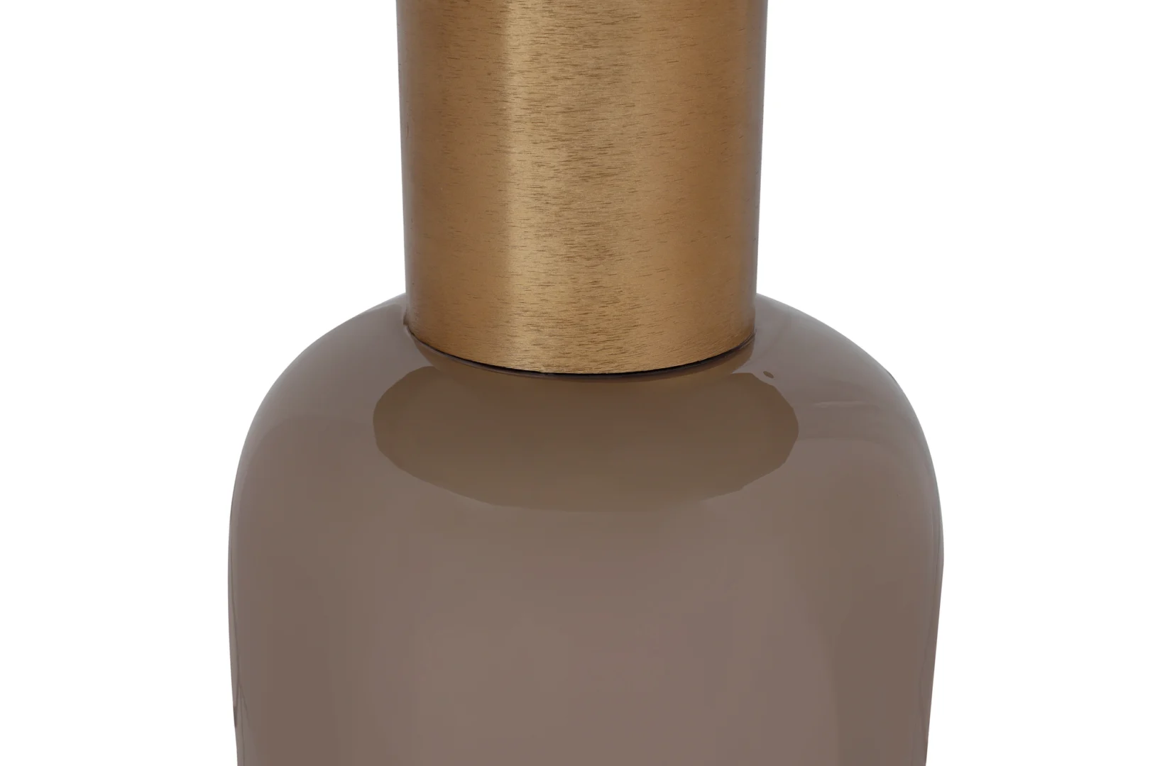 Close-up van het bovenste gedeelte van de Bijzettafel Taupe Ijzer Design, met de glanzend bruine body en metallic gouden cilindrische hals tegen een witte achtergrond.