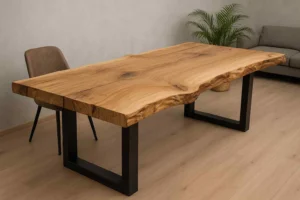Houten tafel met metalen poten. Is een harde of zachte stoel beter tegen rugpijn?
