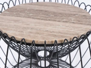 Een close-up van de Bijzettafel Zwart, Bruin 37 CM Rond-een rond tafelblad gemaakt van lichtbruin marmer met een onderstel van zwart metaaldraad met cirkelvormige en golvende patronen.