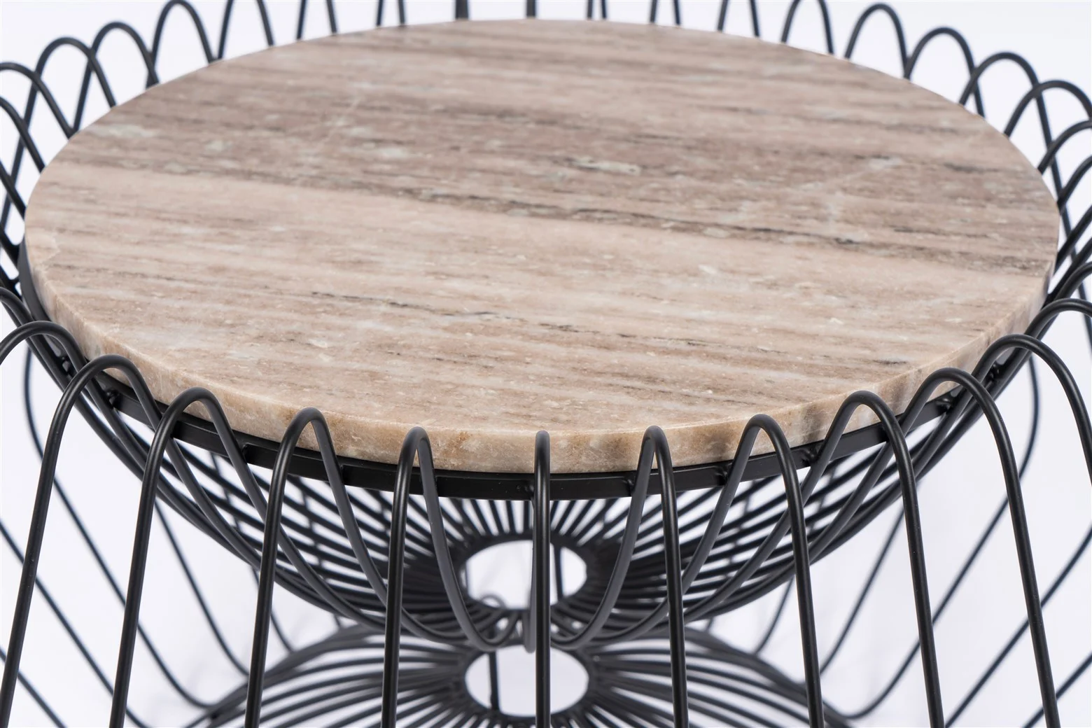 Een close-up van de Bijzettafel Zwart, Bruin 37 CM Rond-een rond tafelblad gemaakt van lichtbruin marmer met een onderstel van zwart metaaldraad met cirkelvormige en golvende patronen.